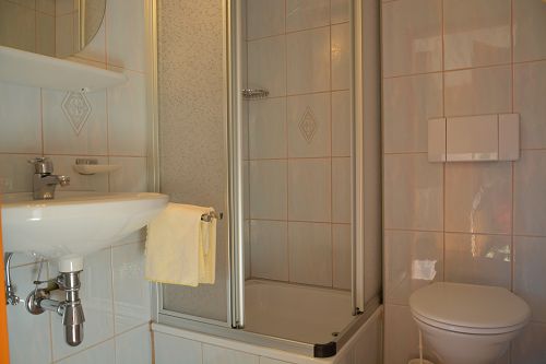 gemütlich, praktisch eingerichtete Doppelzimmer mit Dusche und WC